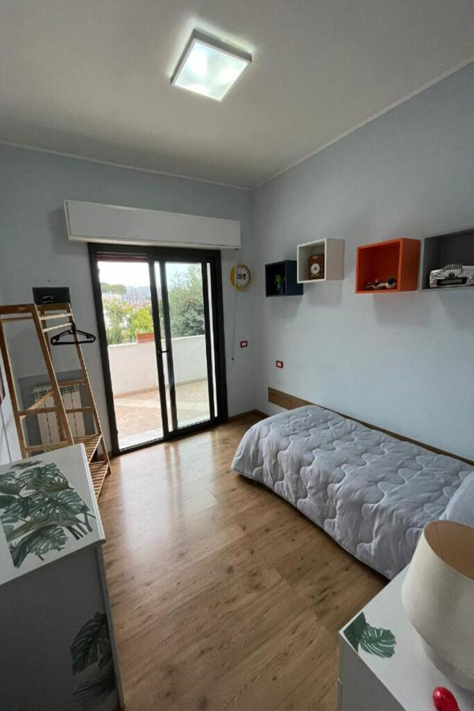 Appartamento ORNELLO - Pietrasanta Camera da letto con biancheria da letto, armadio o guardaroba