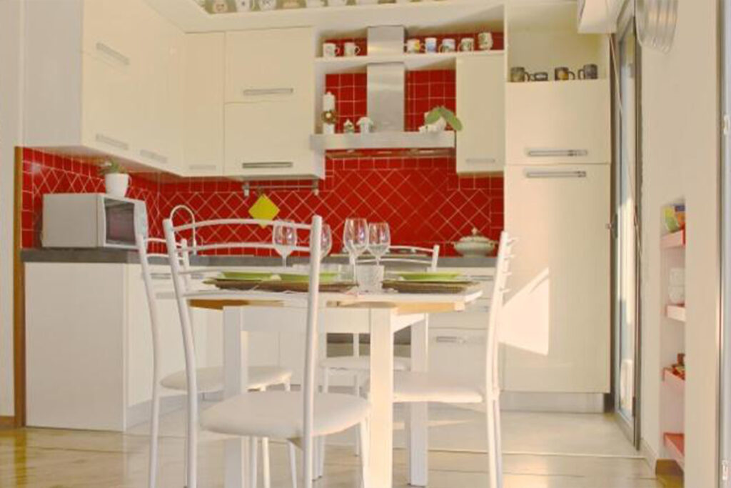 Appartamento ORNELLO - Pietrasanta Cucina attrezzata con angolo cottura, forno, forno a microonde, frigorifero, lavastoviglie