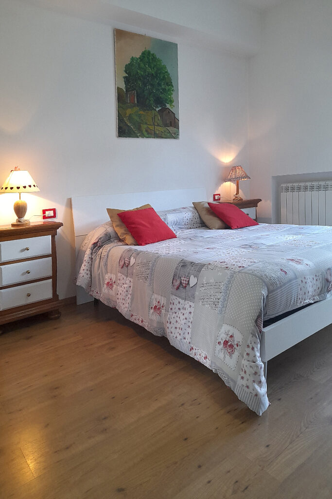 Appartamento ORNELLO - Pietrasanta Camera da letto con biancheria da letto, armadio o guardaroba