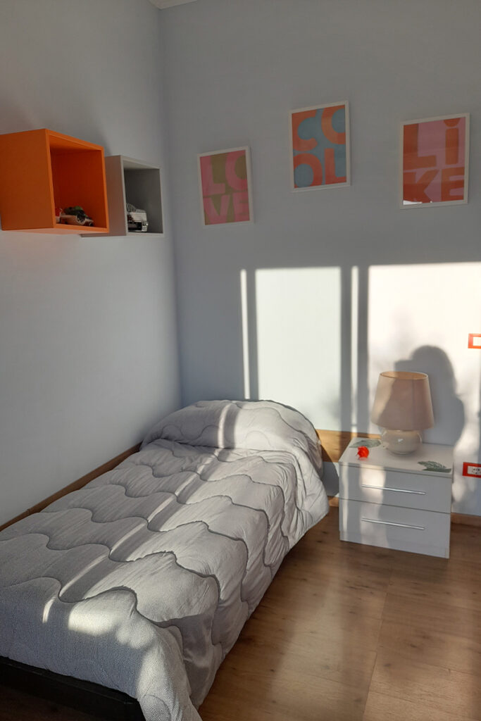Appartamento ORNELLO - Pietrasanta Camera da letto con biancheria da letto, armadio o guardaroba